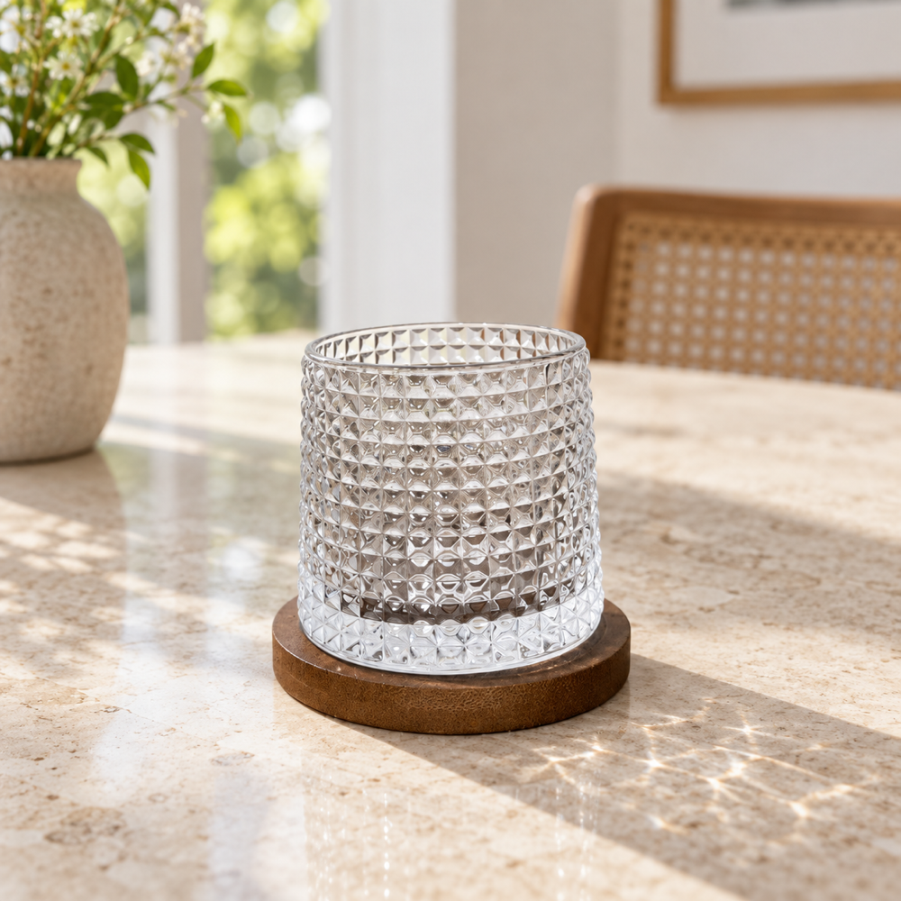 Vaso giratorio de vidrio diseño diamantes con posavasos, fotografía ambientada del producto RM48-13